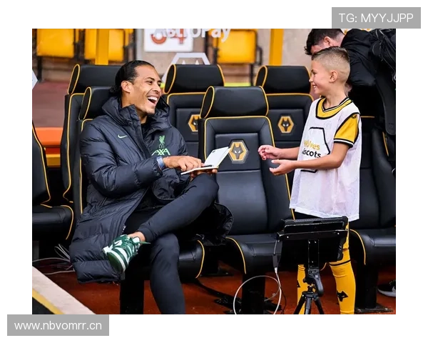 范迪克训练结束还能逛奢侈品店？这生活档次差得谁受得了